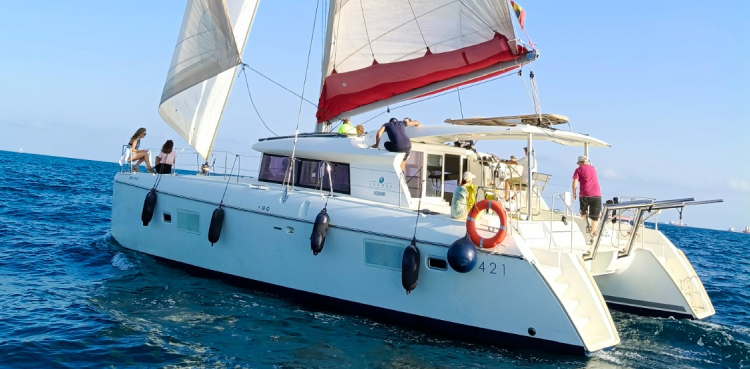 Navegar Catamaran Privado 12 Plazas | Experiencias Originales | Cenas Barcelona