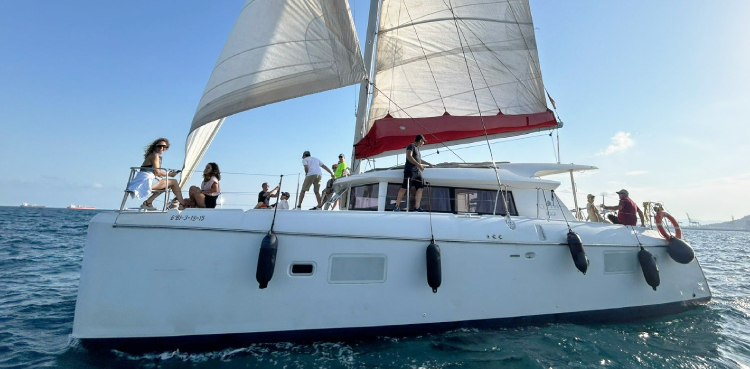 Navegar Catamaran Privado 12 Plazas | Experiencias Originales | Cenas Barcelona