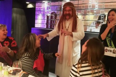 Cena con animador de cumpleaños o despedidas | Cenas Barcelona | Restaurantes Originales Barcelona