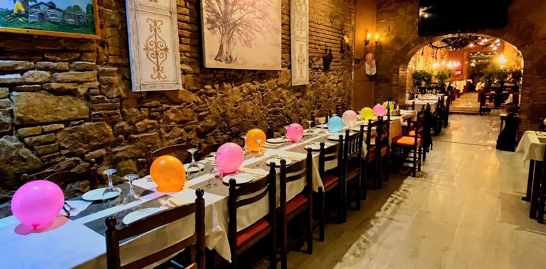 Zonas para celebraciones separadas por arcos de piedra en Restaurante Diputació | Cenas Barcelona