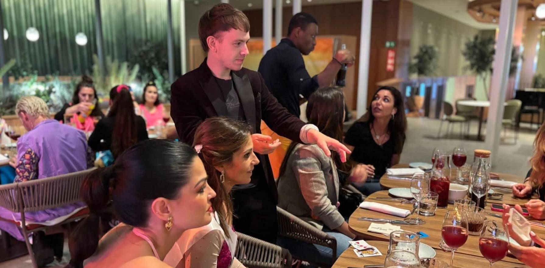 Cena con espectaculo en Enigmatium Barcelona | Cenas Barcelona